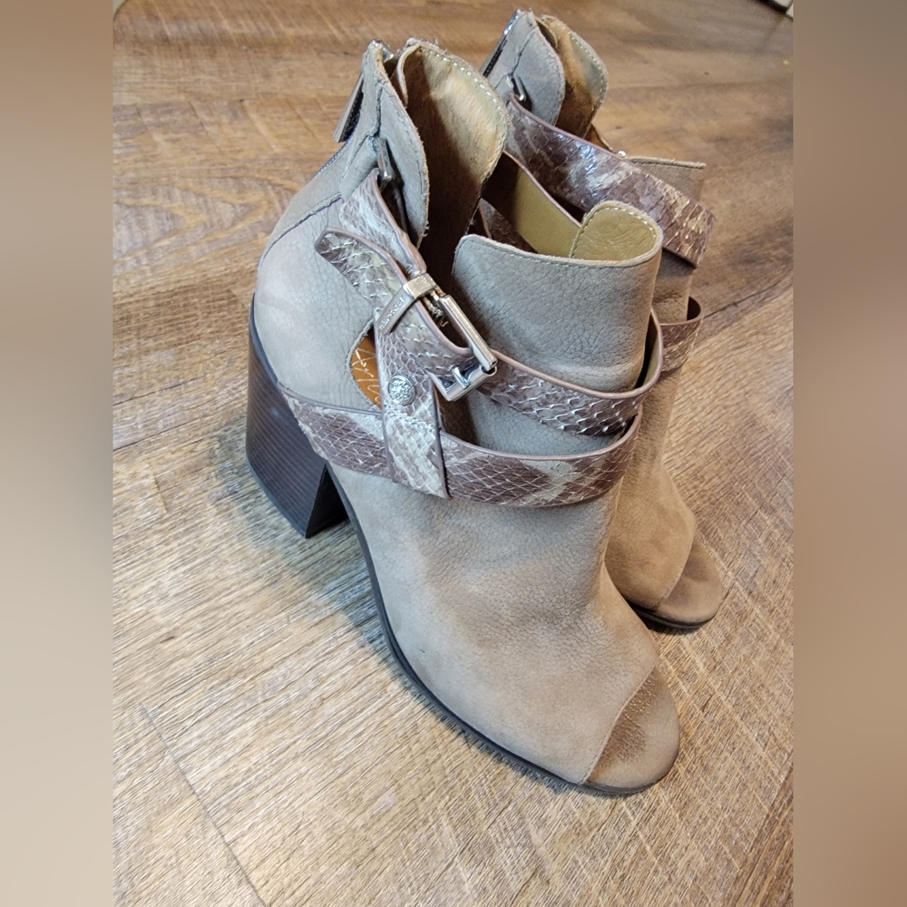 Womens Size 7.5 Arturo Chiang Heels